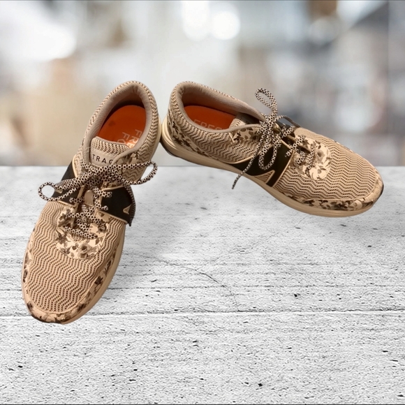 TraQ by Algeria sneakers. Womens size 10 - Picture 9 of 15